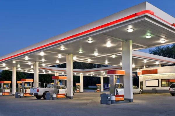 Tankstelle und Convenience Store überarbeitet — Stockfoto