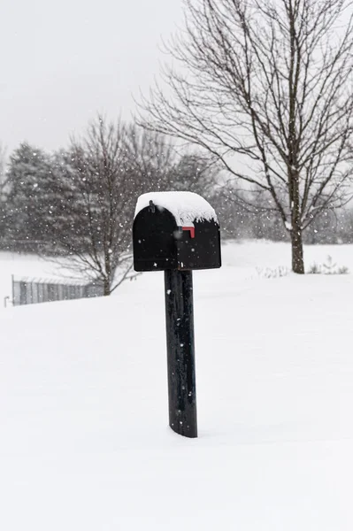Снежный почтовый ящик — стоковое фото
