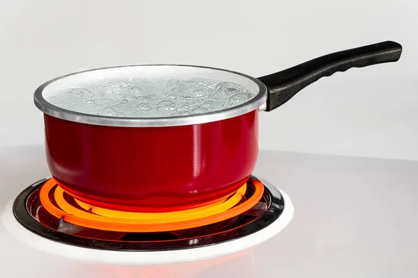 Κόκκινο τηγάνι με βραστό νερό — Φωτογραφία Αρχείου