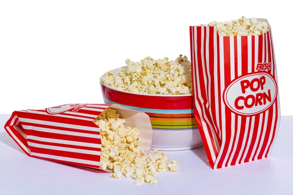 Vízszintes Lövés Egy Tál Popcornról Egy Zacskó Popcornnal Egy Másik — Stock Fotó