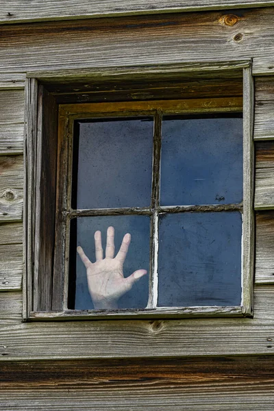 Scatto Verticale Una Finestra Quattro Vetri Muro Legno Con Mano — Foto Stock