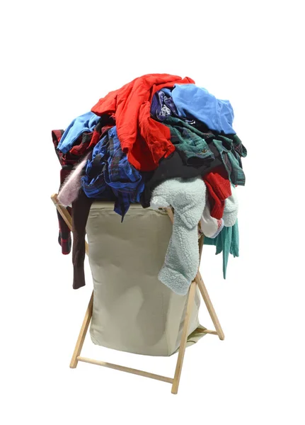 約秋に準備ができて大きな膨らんだ布洗濯ハンパーの垂直ショット 白に隔離された — ストック写真