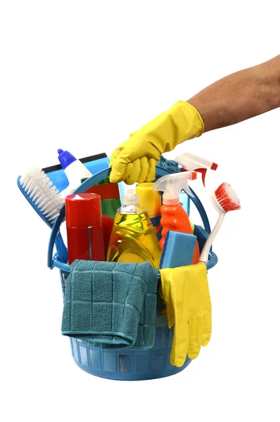 一只带着黄色手套的手拿着一个圆形蓝色塑料篮子 用白色隔离的清洁用品进行垂直拍摄 — 图库照片
