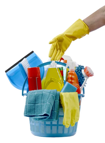一只黄色的戴着手套的手伸出手去拿一个装满清洁用品的蓝色塑料篮子的垂直镜头 白人背景 — 图库照片