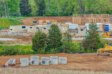 Baharda bir inşaat sahasının yatay görüntüsü.