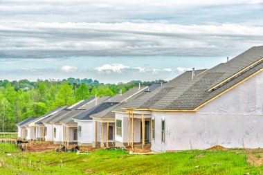 İnşaat halindeki yeni evlerin yatay görüntüsü.