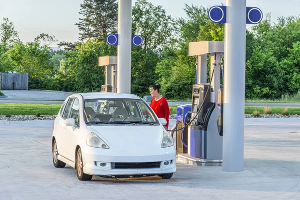 Горизонтальный Снимок Женщины Которая Рано Утром Покупает Бензин Своей Белой — стоковое фото