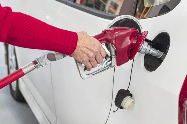 Vízszintes Közelkép Egy Kezéről Amint Gázt Pumpál Fehér Autójába — Stock Fotó