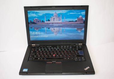 Lenovo siyah dizüstü bilgisayar hafif modern işlemci gri arka plan Kakhakhstan 01 / 03 / 2020