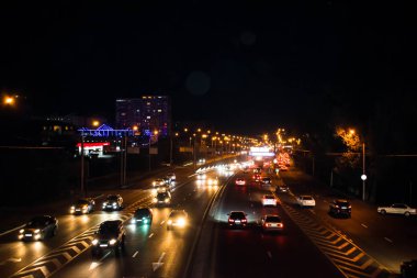 Sain ve Abay caddelerinin gece yolu, Almaty şehri, Kazakistan, 08 / 25 / 2018