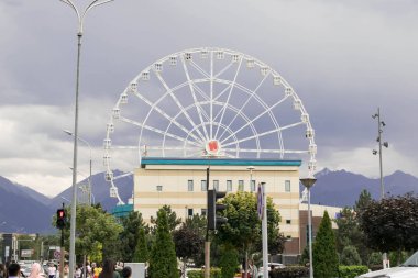 Dönme dolap Megacenter İlçesi Yazın Almaty Kazakistan 08 / 25 / 2018
