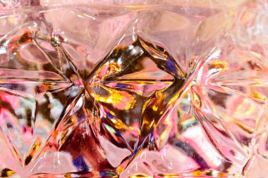 Buz yüzünün renkli arkaplanı, pembe renk, buzun kırılması, yakın plan, kartpostallar için arka plan, tebrikler.