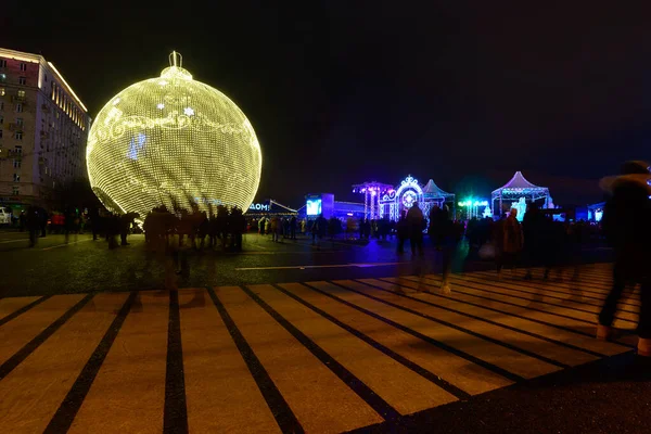 Rússia, Moscou, 07 de janeiro de 2020: perto do Victory Park, uma grande bola luminosa na forma de um brinquedo de árvore de Natal — Fotografia de Stock