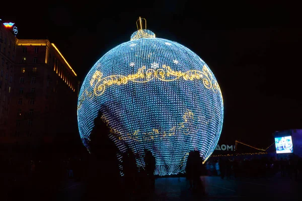 Rússia, Moscou, 07 de janeiro de 2020: perto do Victory Park, uma grande bola luminosa na forma de um brinquedo de árvore de Natal — Fotografia de Stock