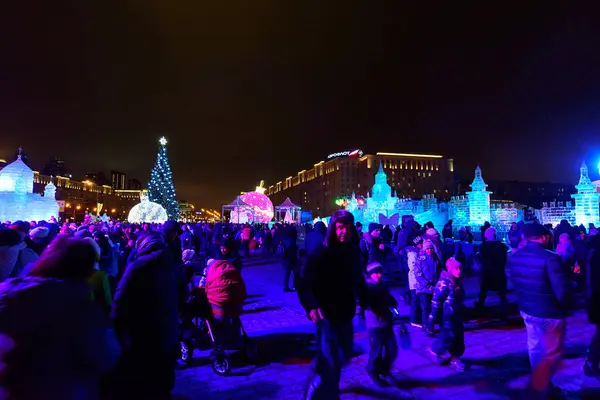 Rússia, Moscou, 07 de janeiro de 2020: perto do Victory Park, uma grande bola luminosa na forma de um brinquedo de árvore de Natal — Fotografia de Stock