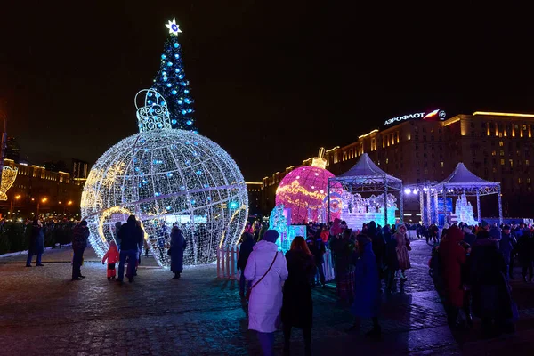 Rússia, Moscou, 07 de janeiro de 2020: perto do Victory Park, uma grande bola luminosa na forma de um brinquedo de árvore de Natal — Fotografia de Stock