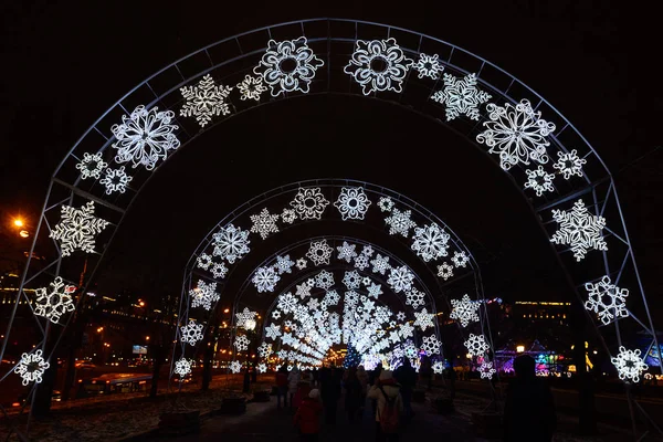 Rússia, Moscou, 07 de janeiro de 2020: Victory Park, arco de flocos de neve sobre o beco — Fotografia de Stock