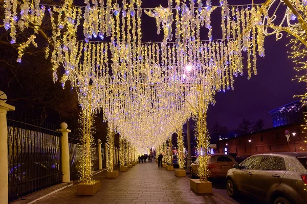 Rússia, Moscou, 07 de janeiro de 2020: passagem de Kitaygrodsky, arco de luzes, uma rua decorada para as férias de Ano Novo . — Fotografia de Stock