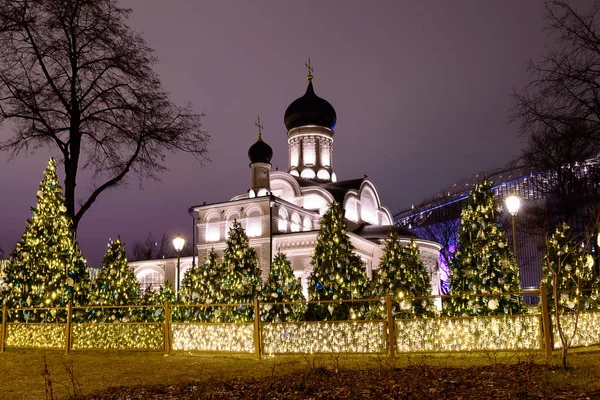 Rússia, Moscou, 07 de janeiro de 2020: Templo da Conceição dos Justos Anna, que está no canto. Prak Zaryadye . — Fotografia de Stock