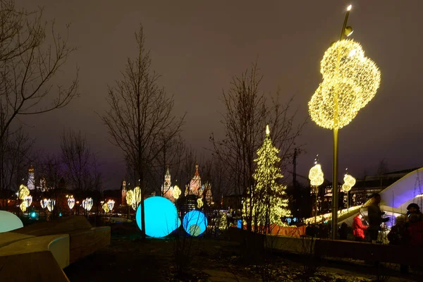 Rússia, Moscou, 07 de janeiro de 2020: Zaryadye Park à noite , — Fotografia de Stock