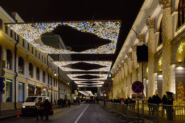 Rússia, Moscou, 07 de janeiro de 2020: decorado Rua Ilyinka no centro da cidade para o Natal . — Fotografia de Stock