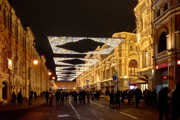 Rosja, Moskwa, 07 stycznia 2020 r.: udekorowana ulica Ilyinka w centrum miasta na Boże Narodzenie. — Zdjęcie stockowe