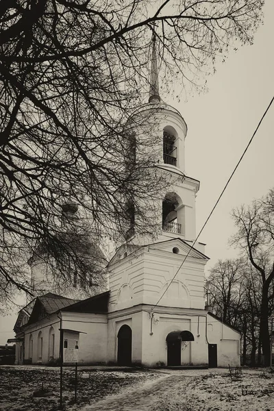 Kirche in einem kleinen Dorf in Russland, vertikaler Blick — Stockfoto