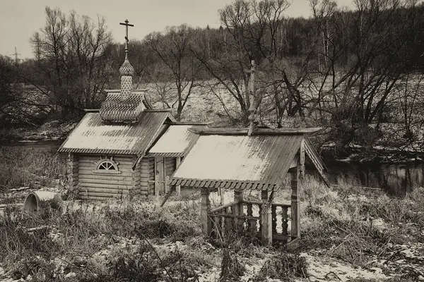 川と春による木造礼拝堂 — ストック写真