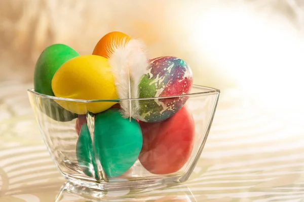 Стеклянная Чаша Цветными Яйцами Размытом Желтом Фоне Праздничного Пасхального Фона — стоковое фото