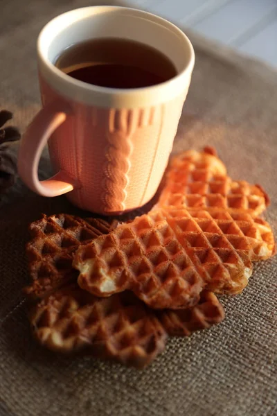 Chá e waffle ao pôr do sol — Fotografia de Stock