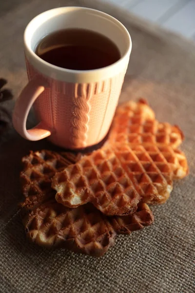 Chá e waffle ao pôr do sol — Fotografia de Stock