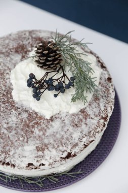 Noel kek dekore edilmiş kar ile