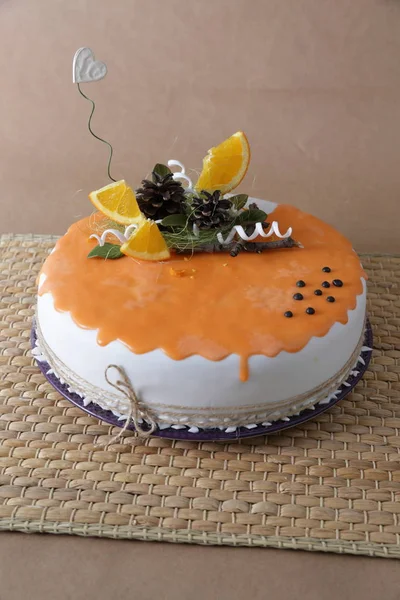 Bolo de laranja com decoração nele — Fotografia de Stock