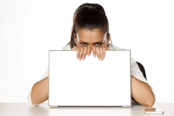 Mulher atrás de um laptop — Fotografia de Stock