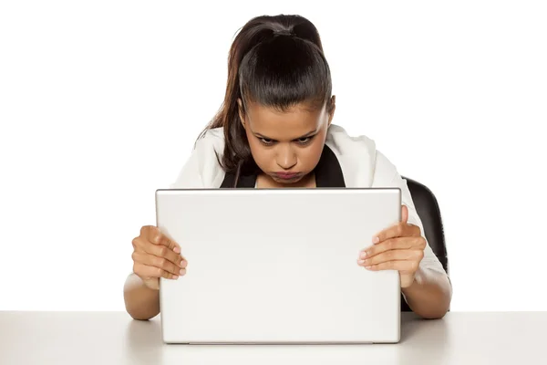 Kobieta za laptopa — Zdjęcie stockowe
