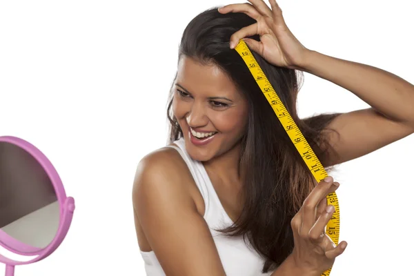 Mujer mostrando la longitud de su cabello — Foto de Stock