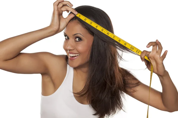 Mulher mostrando o comprimento de seu cabelo — Fotografia de Stock