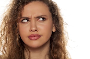 Kafası karışmış genç bir kadın