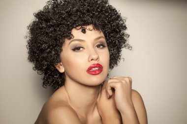 siyah kıvırcık peruk kadınla