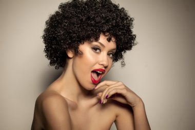 siyah kıvırcık peruk kadınla