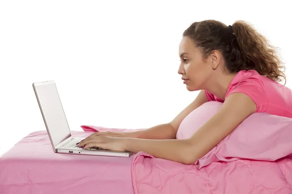 Femeie cu laptop — Fotografie, imagine de stoc