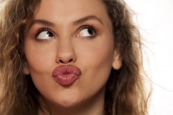 Mujer con labios fruncidos — Foto de Stock