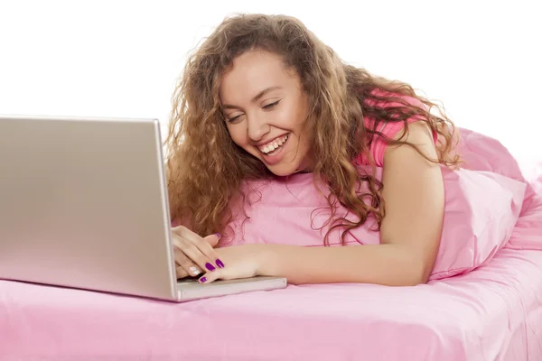 Frau mit Laptop — Stockfoto