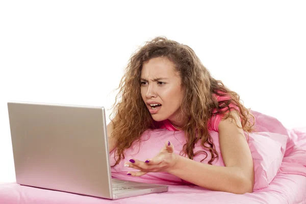 Mulher nervosa com um laptop — Fotografia de Stock
