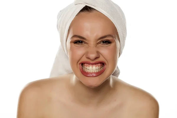 Vrouw toont haar tanden — Stockfoto