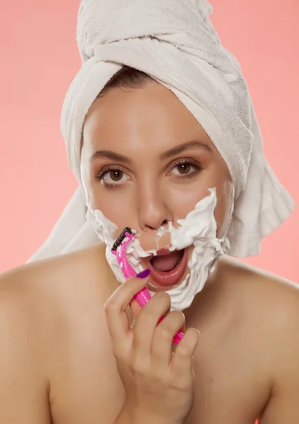 Woman shaving her face — Stock Photo, Image