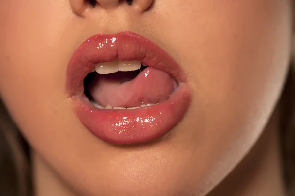 Lippen en een tong — Stockfoto