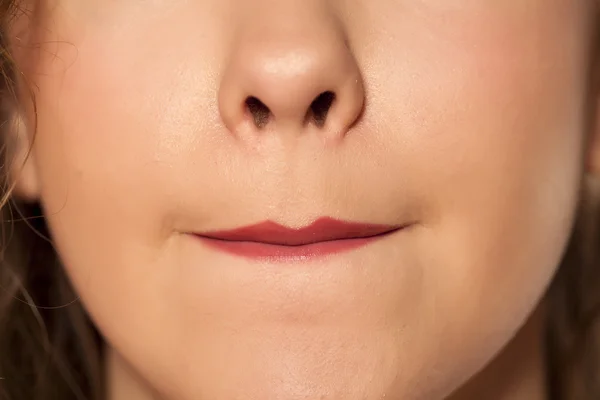 Lippenstift mit Lippen anpassen — Stockfoto