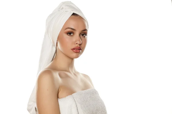 Spa vrouw met een handdoek — Stockfoto