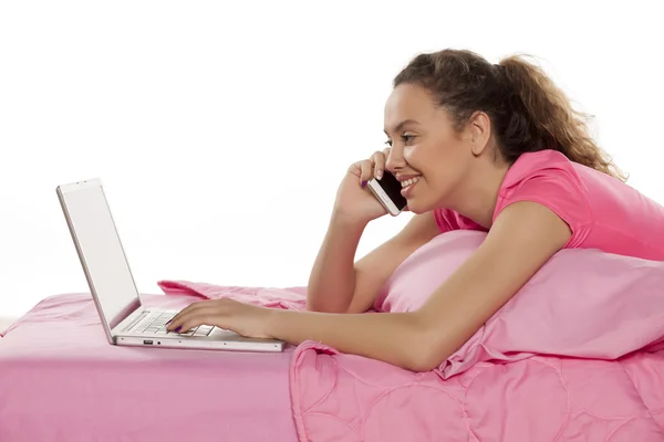 Mulher com laptop e telefone — Fotografia de Stock